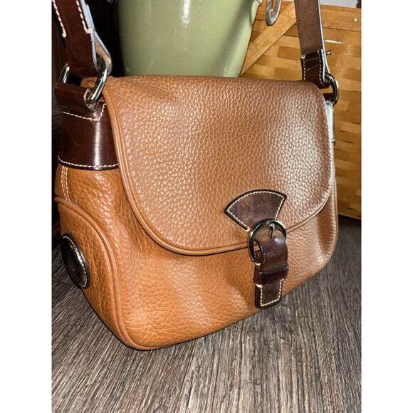 Dooney & Bourke tan saddle slim flap bag All-Weather Leather EXCELLENT COND - Picture 3 of 13